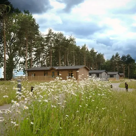 Hollicarrs - Newlands Lodge *